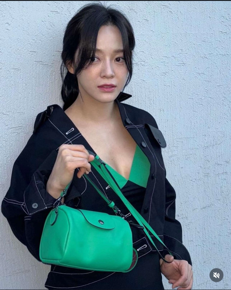 김세정 살짝 노출하는 슴골