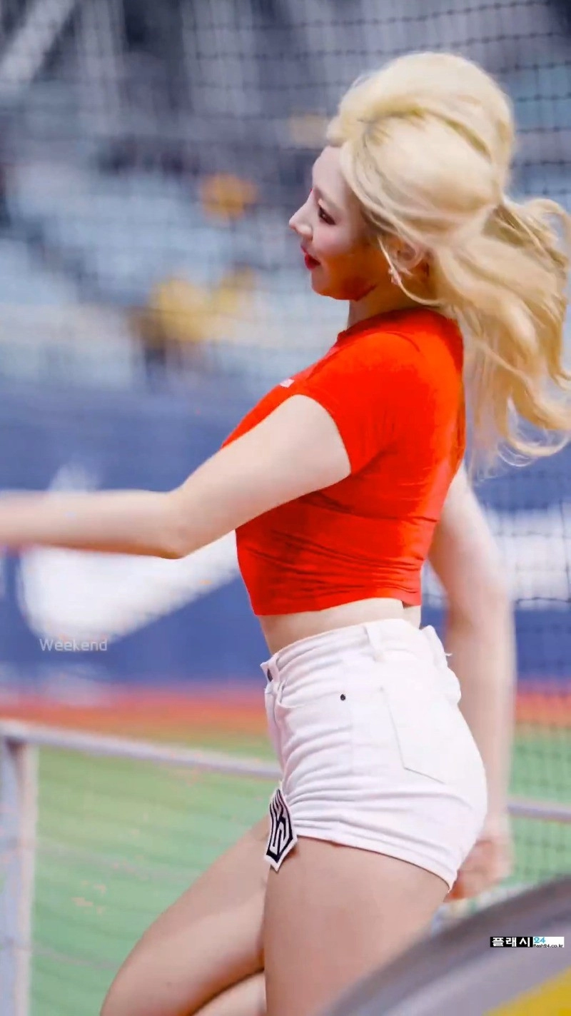 조예린 치어리더 묵직한 크롭 빨간티