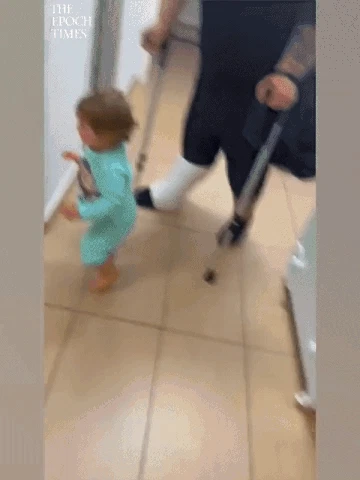 다리 다친 아빠 도와주는 아기