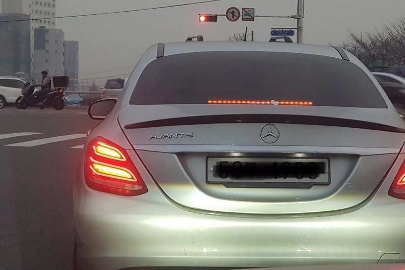 오빠 저사람 아반떼에다 벤츠마크 붙였어