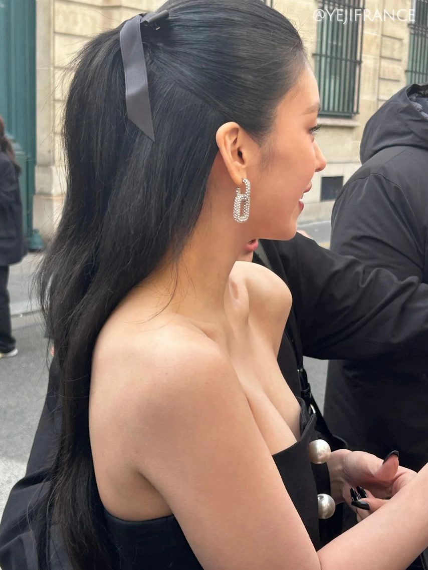 ITZY 예지 블랙 오프숄더 드레스 역대급 가슴골 노출