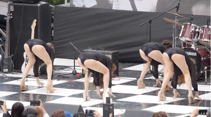 비싼돈 주고 부르는 댄스팀 도끼자국 후방주의