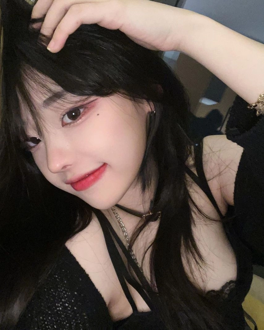 가슴골 살짝 노출한 슬립입은 QWER 히나