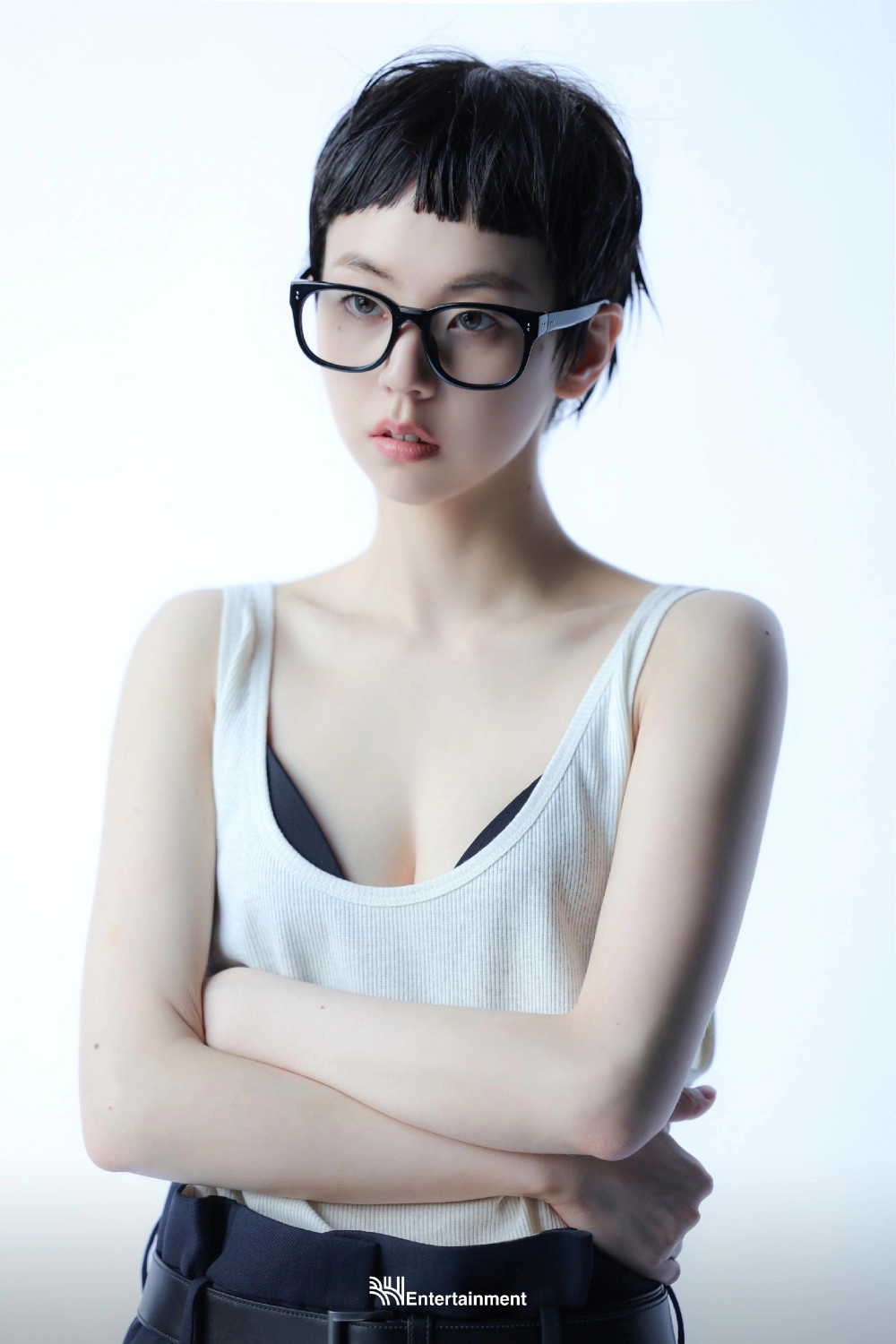 파격헤어 안소희 검정 브라 삐져나온 흰나시 가슴골