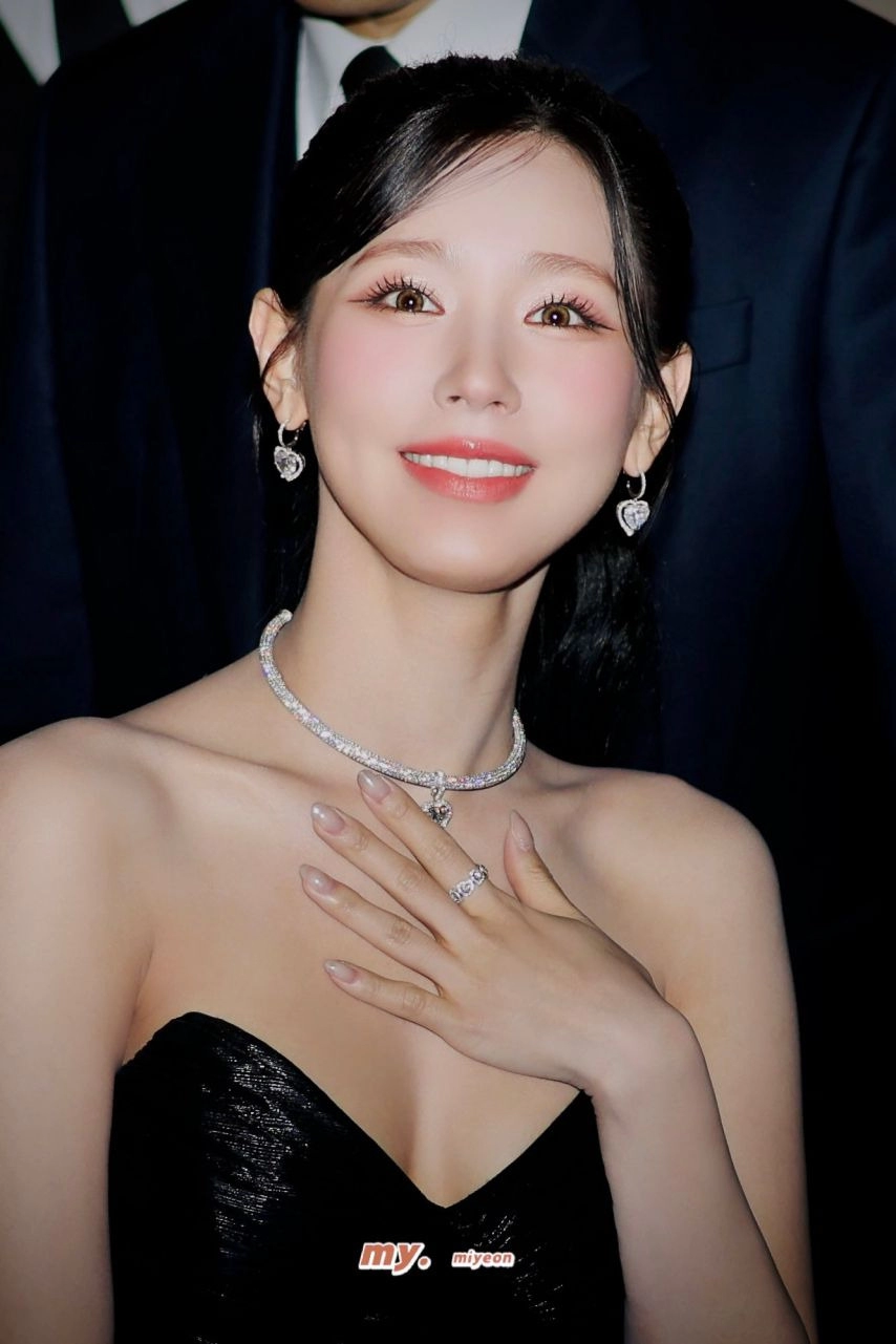 아이들 미연 과감하게 파인 블랙드레스 가슴골