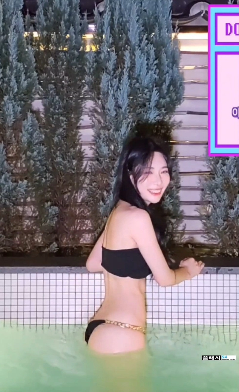 여캠 기래민 검정 튜브탑 비키니 윗슴 T백