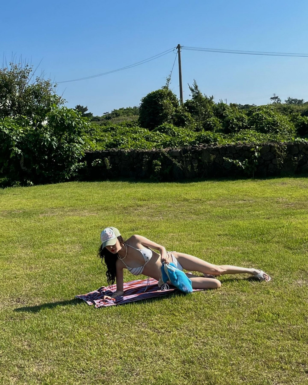 프리스틴 민경 하얀 끈비키니 몸매자랑