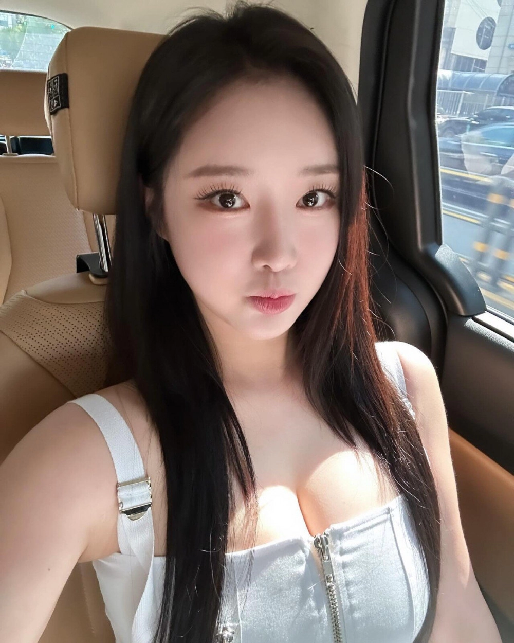 브브걸 민영 유나 앞지퍼 달린 화이트 원피스 아찔한 가슴골 셀카