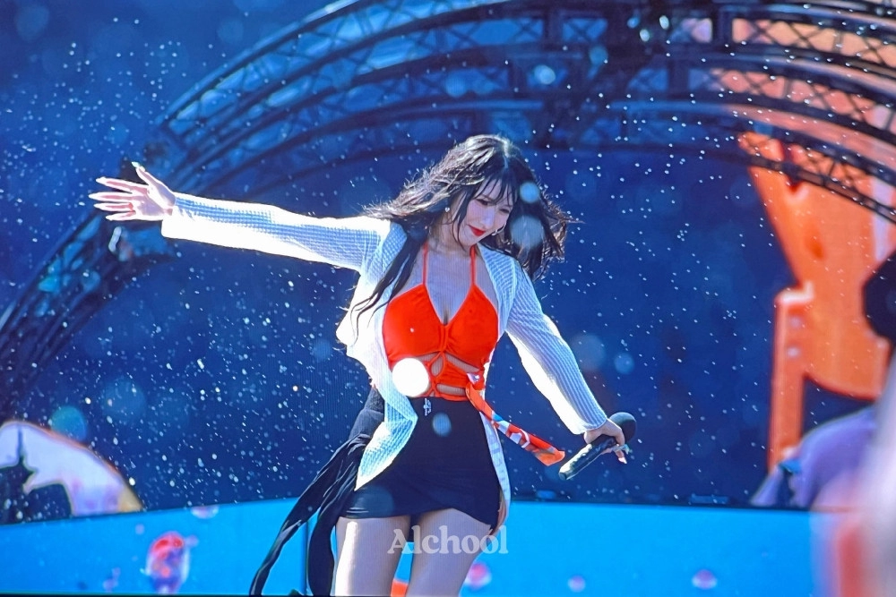 빨간 모노키니 출렁 가슴골 레전드 갱신 라잇썸 초원