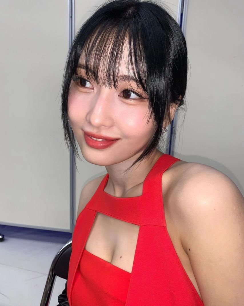 가슴에 구멍난 빨간 원피스 아찔한 가슴골 트와이스 모모