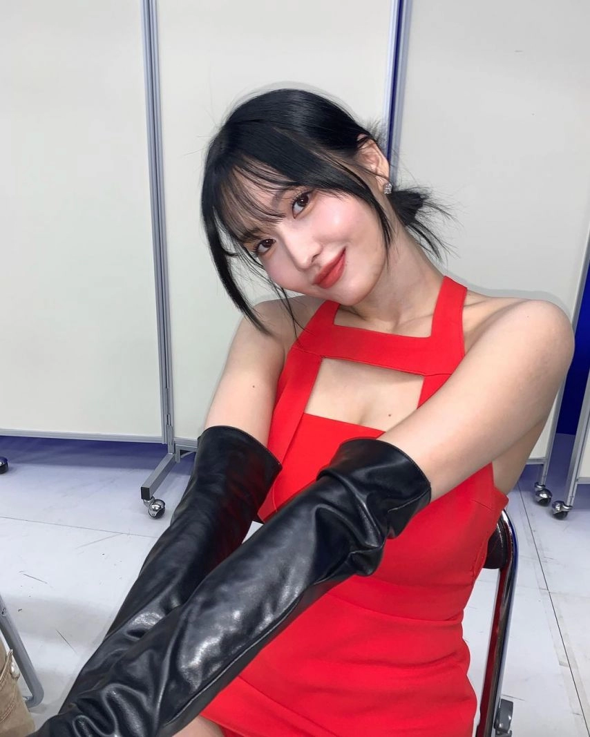 가슴에 구멍난 빨간 원피스 아찔한 가슴골 트와이스 모모