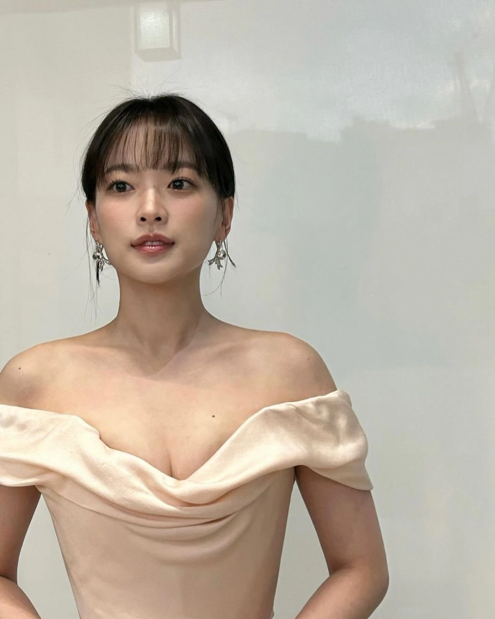 천우희 드레스 노브라 가슴 니플패치 노출