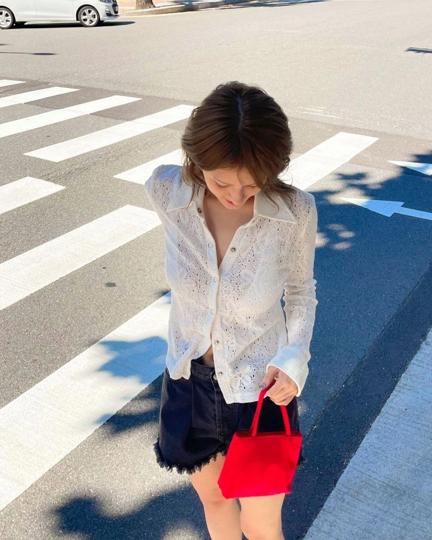 브라 비치는 화이트 니트셔츠 전소미 살짝 보이는 야꼽 - 인스타