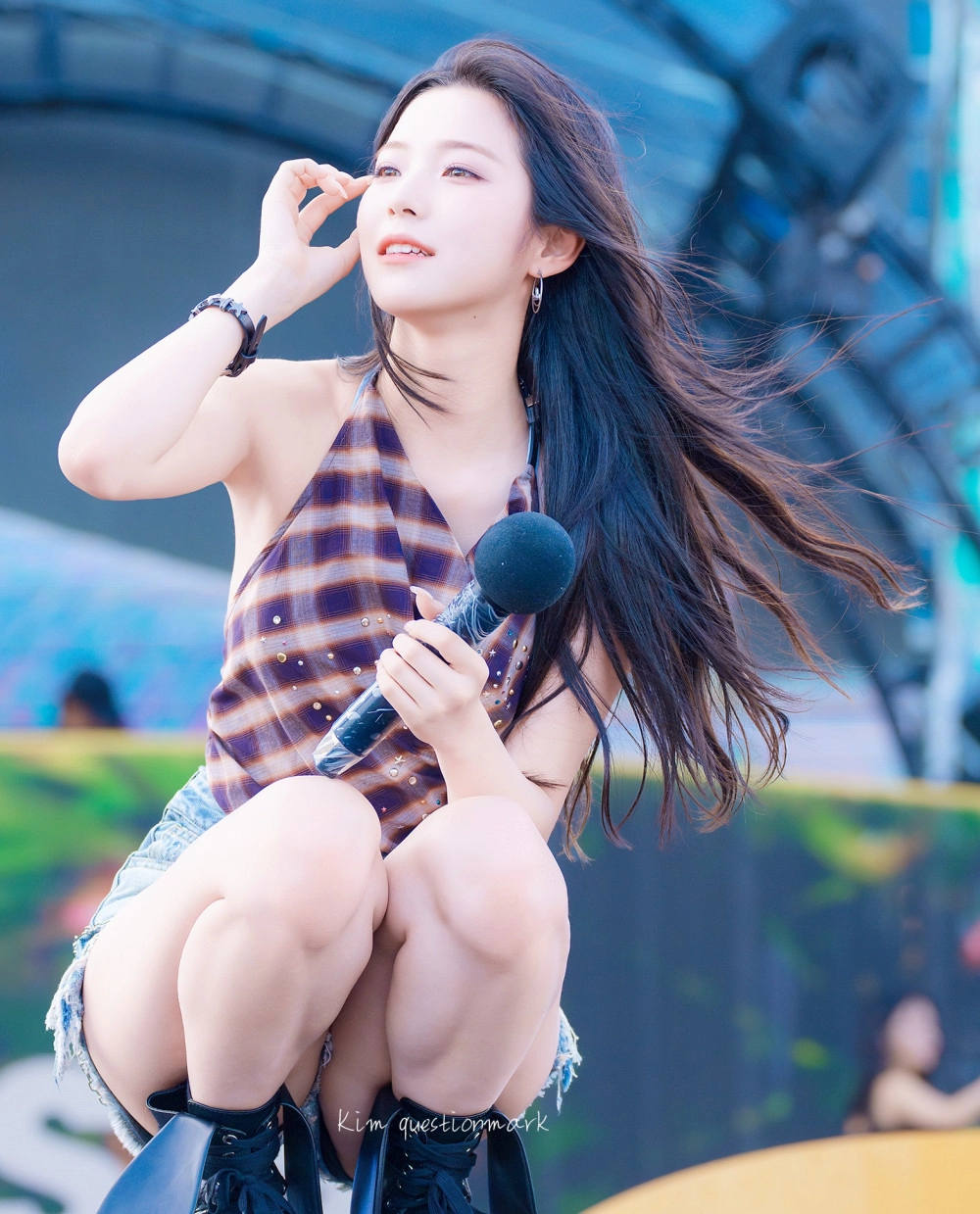 프로미스나인 백지헌 핫팬츠 입고 쪼그려앉은 야벅지