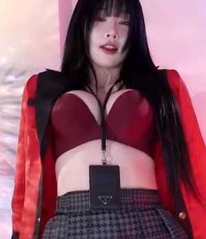 한갱 카케쿠루이 코스프레한 교복 쟈켓 열어 브라 가슴골 노출