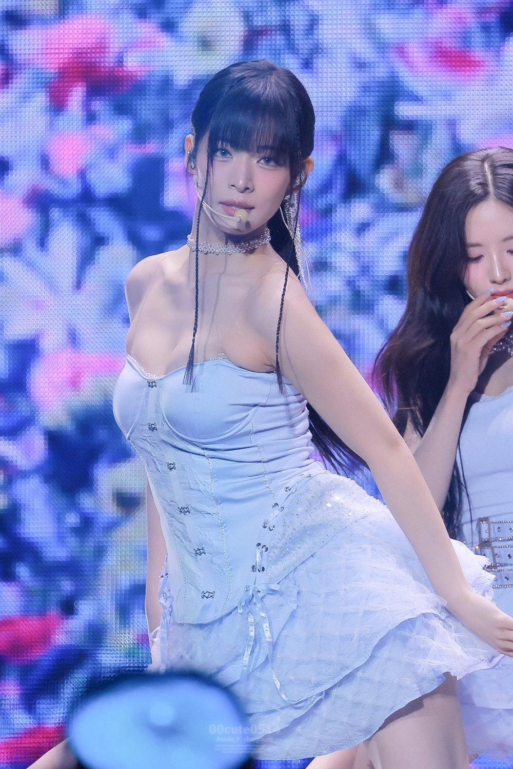 코르셋 의상 야무지게 모은 가슴골 프로미스나인 이채영