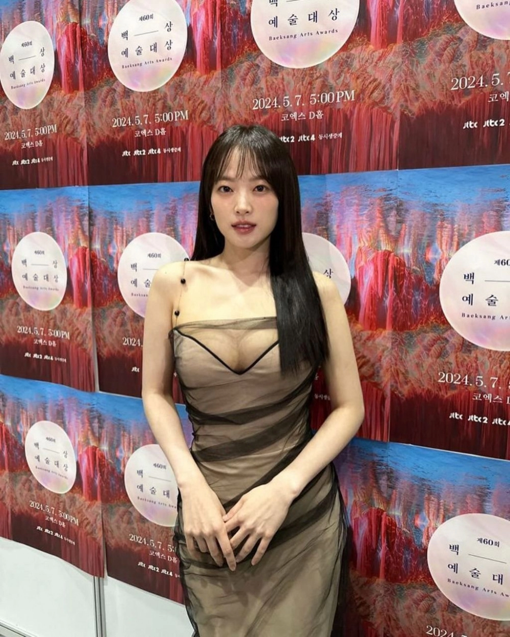 천우희 드레스 노브라 가슴 니플패치 노출