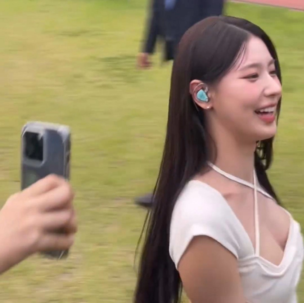 X자 홀터넥 원피스 아이들 미연 아찔한 가슴골 노출