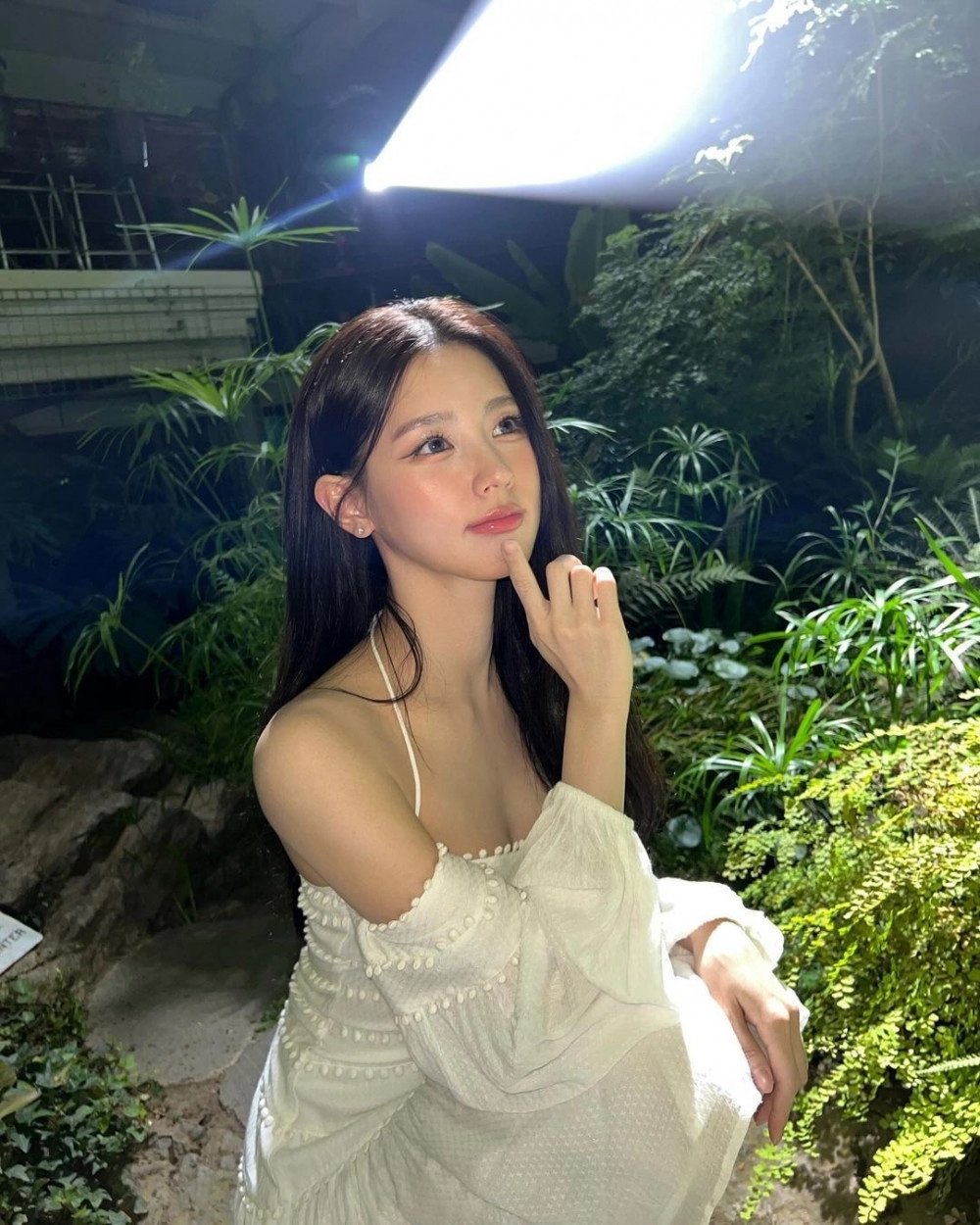 여자아이들 미연 청순한 화이트 끈원피스 은근한 가슴골 - 인스타