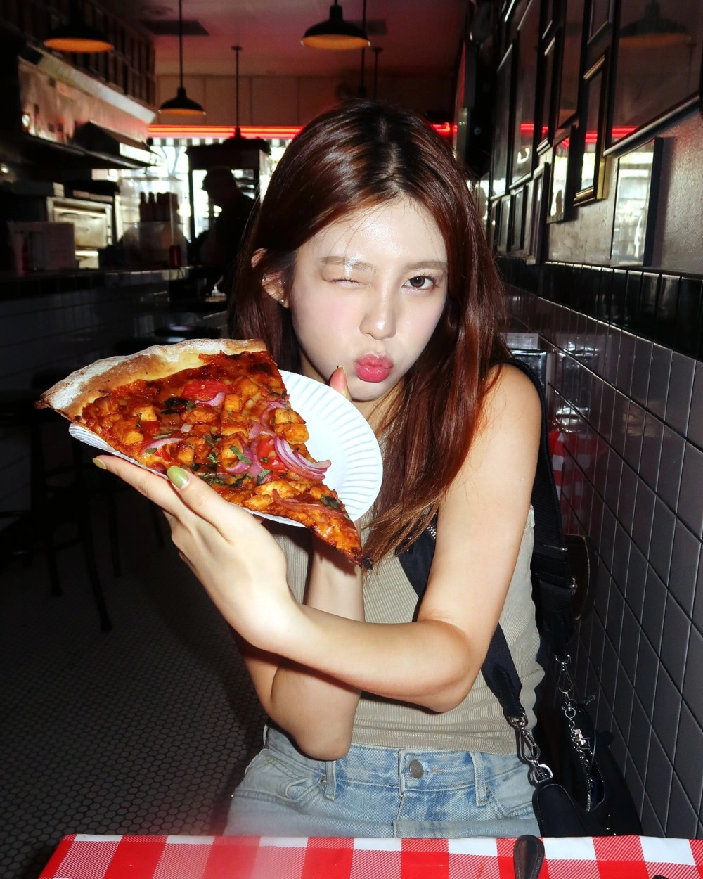 모모랜드 데이지 검정색 체리 땡땡이 비키니 아찔한 가슴골