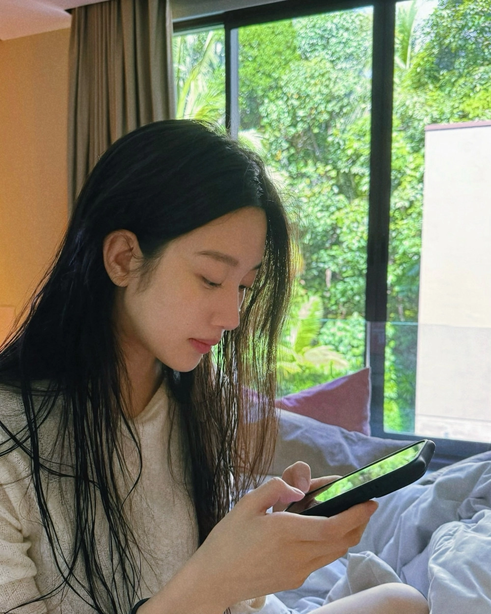 검정 끈비키니 T백 엉덩이 뒤태를 자랑하는 배우 문가영