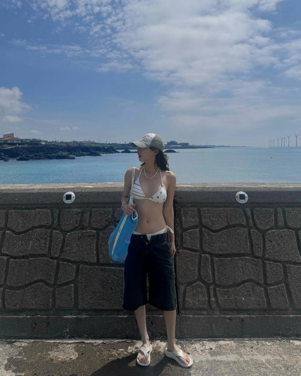 프리스틴 민경 하얀 끈비키니 몸매자랑