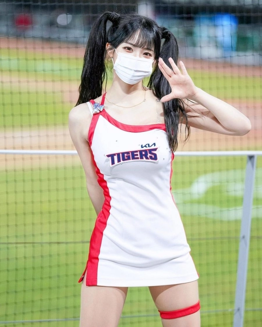 이다혜 치어리더 묵직한 미드 가슴골 후방주의