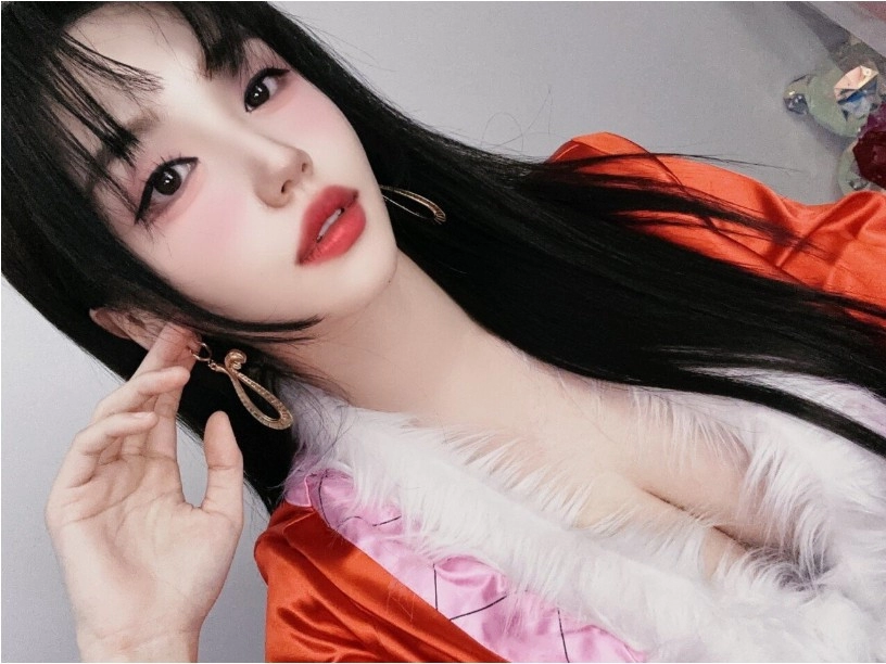 원피스 보아 핸콕 코스프레 한 태은짱 깊은 가슴골