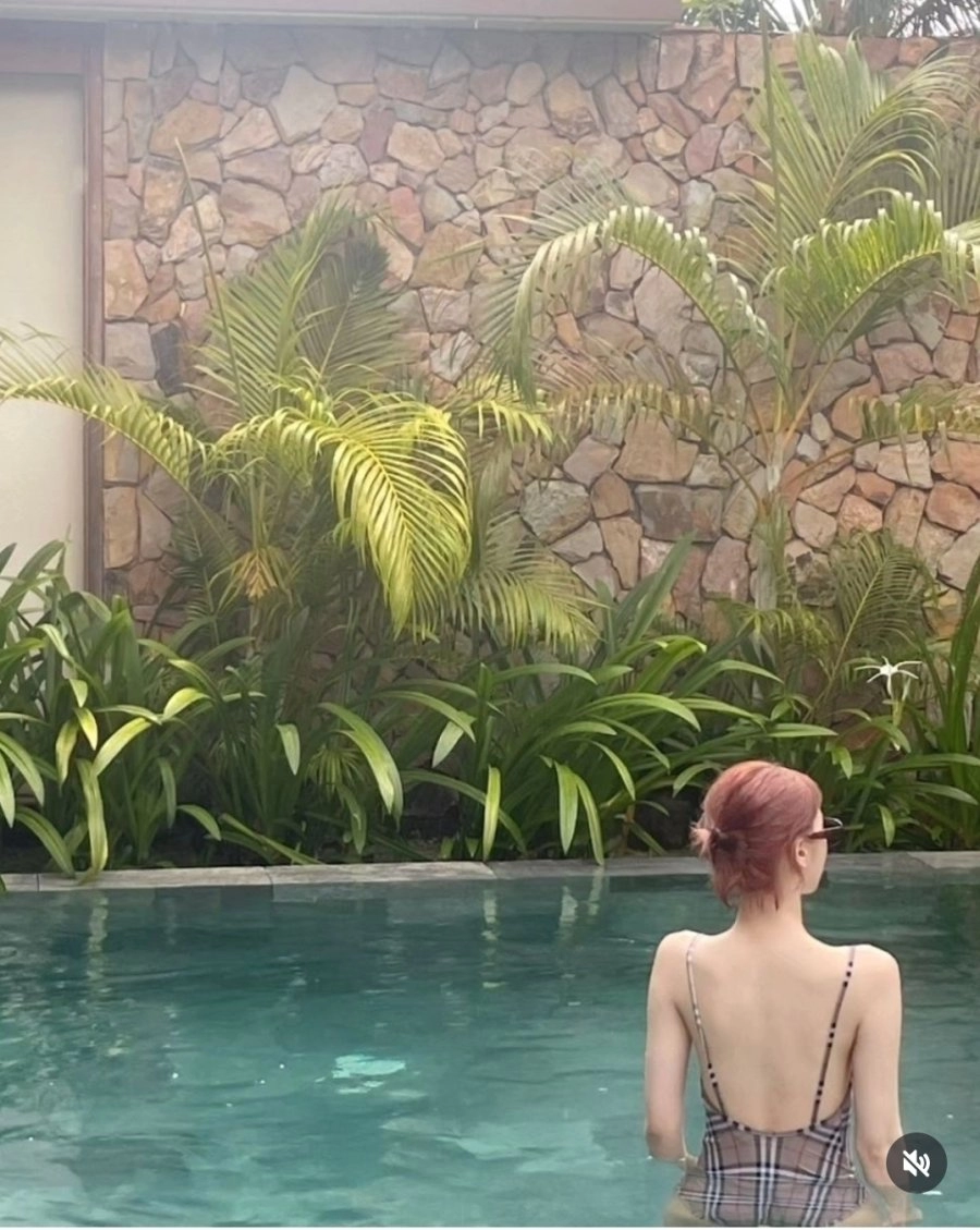 르세라핌 김채원 항공캠 미드 노출 수영복