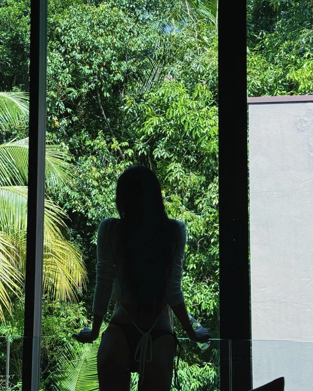 검정 끈비키니 T백 엉덩이 뒤태를 자랑하는 배우 문가영