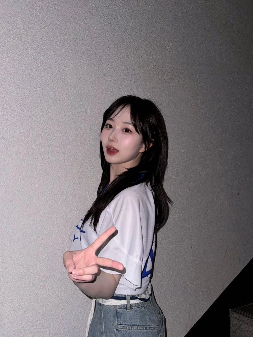 크롭티 깊게 숙이는 엔믹스 해원 가슴골 노출