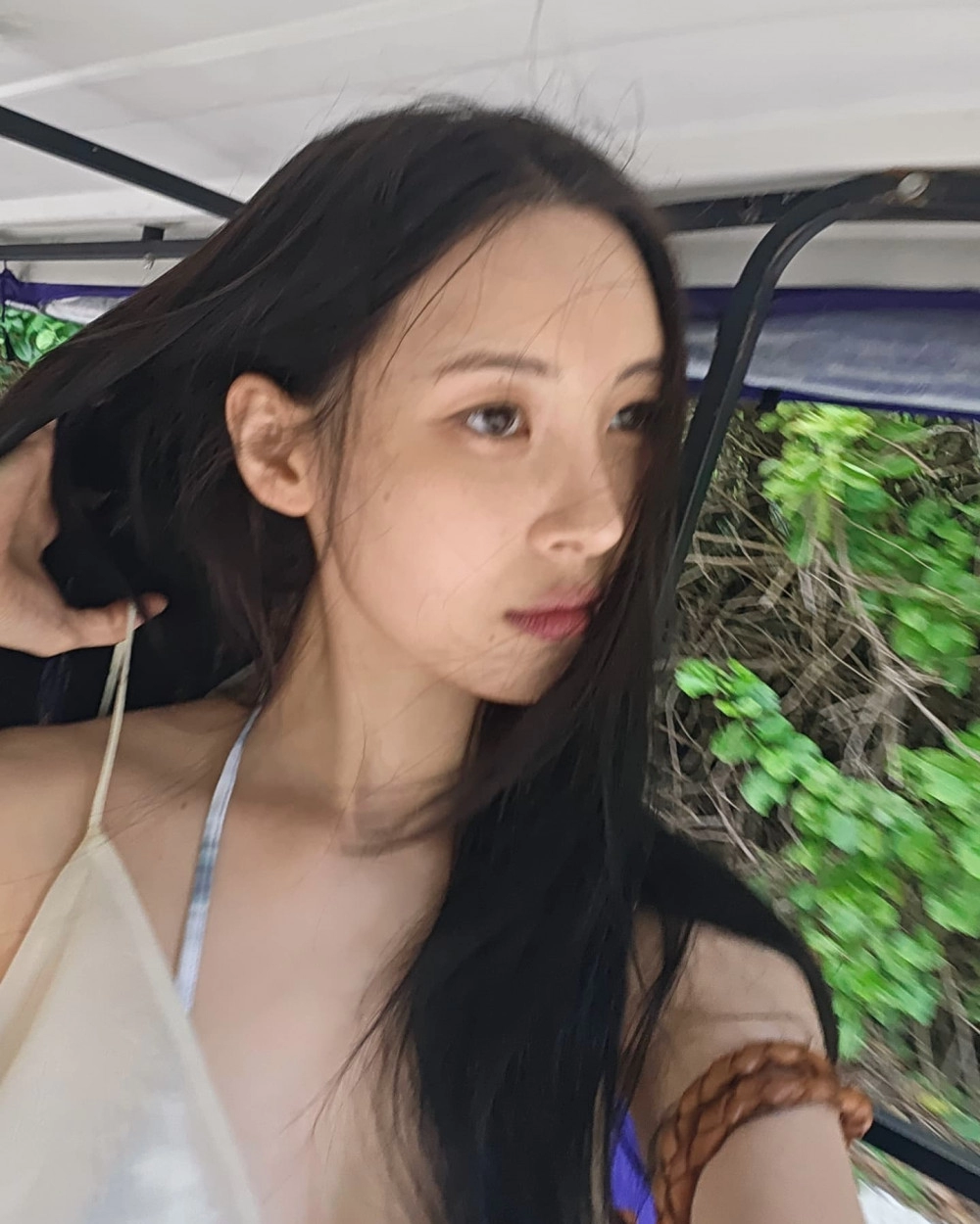 인스타그램 회색 체크 끈비키니 입은 선미 아찔한 가슴골 셀카