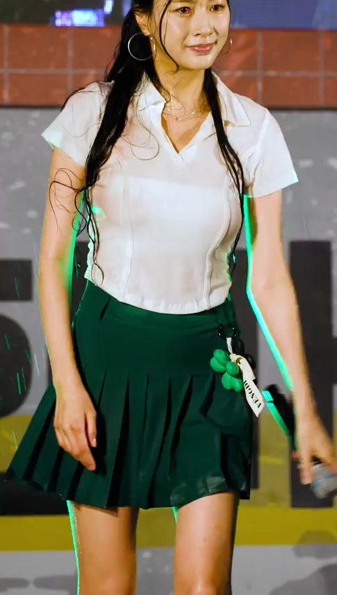 오하영 브라가 비칠 정도로 홀딱 젖은 글래머 가슴