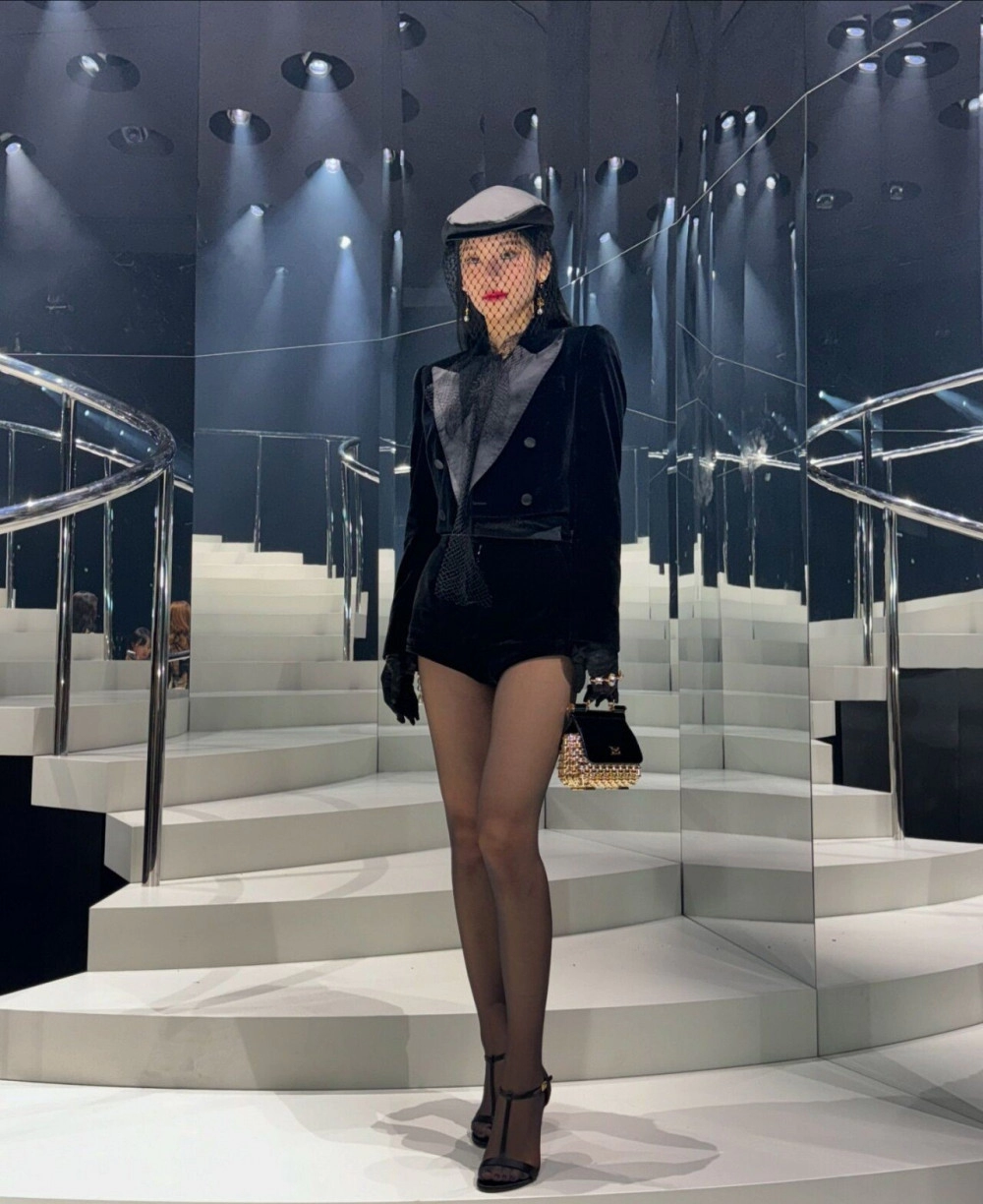 해외 나가니 과감해진 ITZY 예지 검스룩 시스루 야벅지