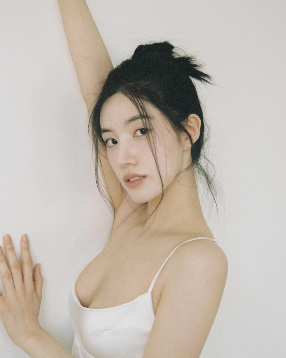 프리스틴 시연 등짝이 시원한 끈슬립 아찔한 가슴골 + 기립근