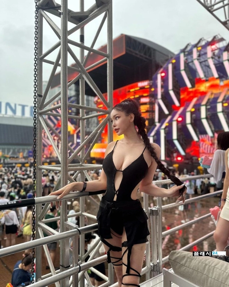 워터밤 초대된  레이싱 모델 김시후 비키니