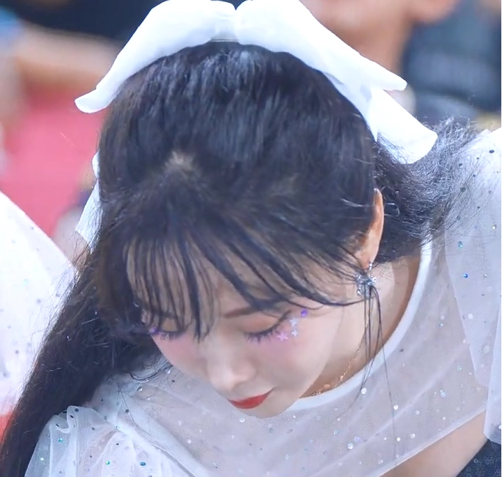 치어리더 김한나 많이 더워보이네