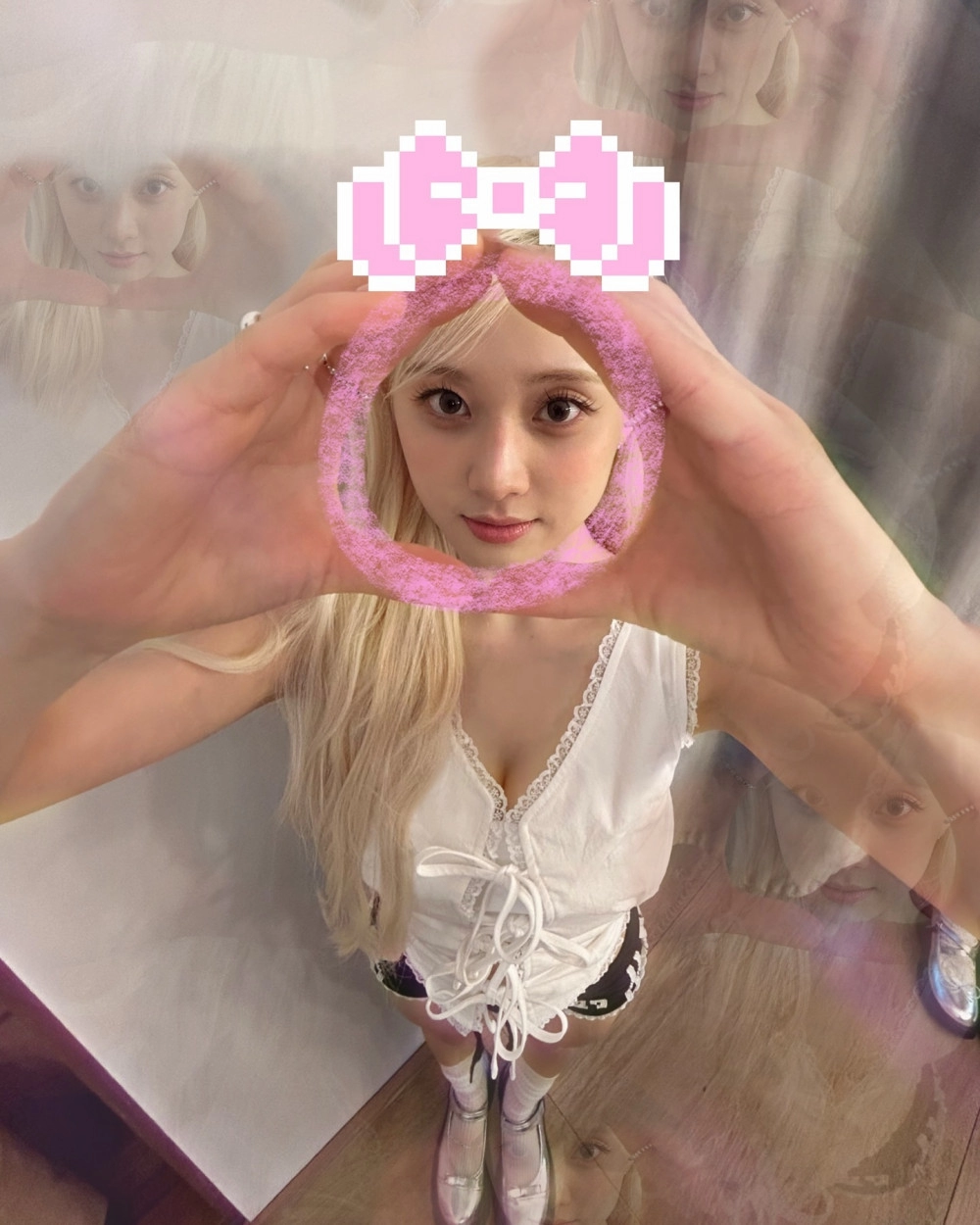 라잇썸 나영 러블리한 레이스 민소매 가슴골 - 인스타