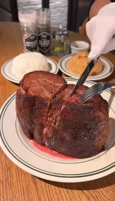 스테이크 두께가 엄청나다