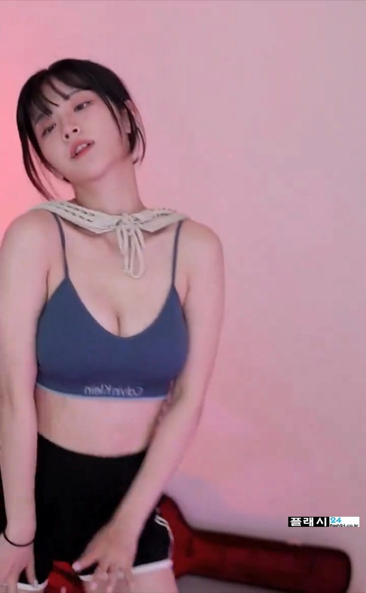 QWER 쵸단 남색 CK 브라탑 깊은 슴골