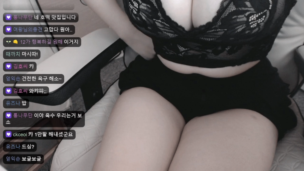 1만 팔로우 됐다는 가슴골 노출 여캠