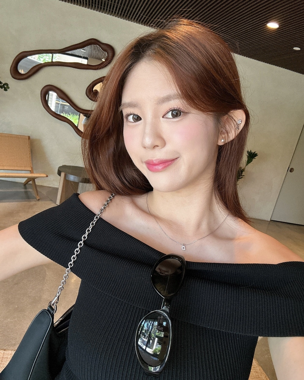 모모랜드 데이지 검정색 체리 땡땡이 비키니 아찔한 가슴골