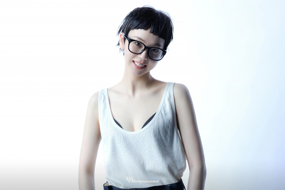 파격헤어 안소희 검정 브라 삐져나온 흰나시 가슴골