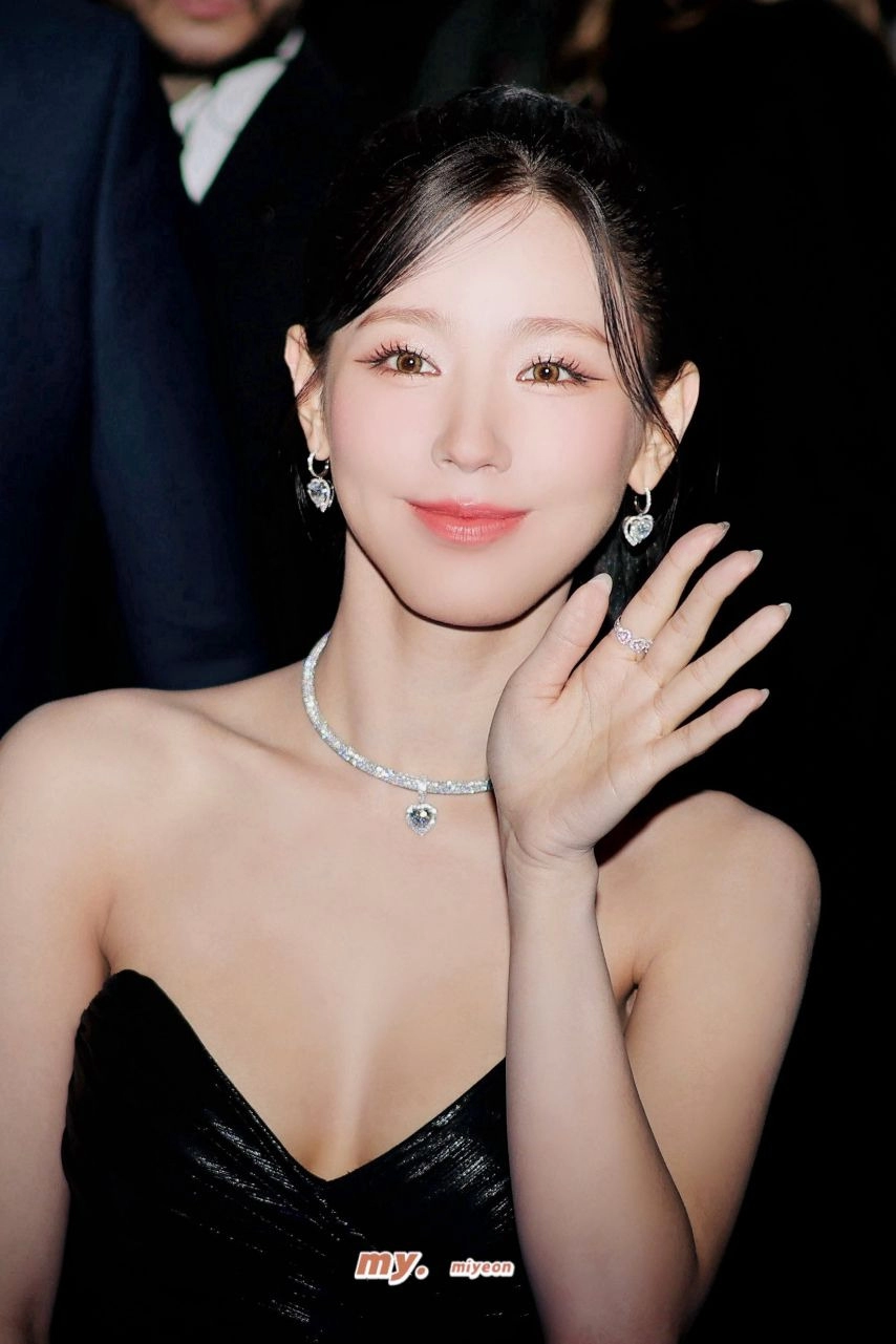 아이들 미연 과감하게 파인 블랙드레스 가슴골