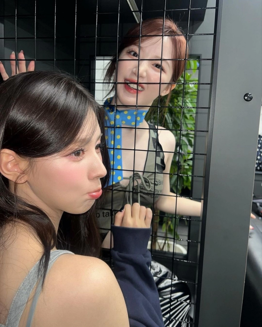 하늘색 비키니 민소매 속가슴골 (여자)아이들 우기 미연