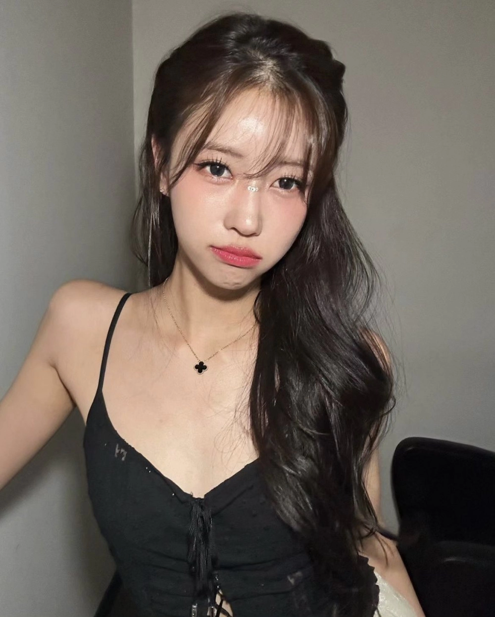 러블리즈 이미주 베이지색 끈원피스 아찔한 가슴골