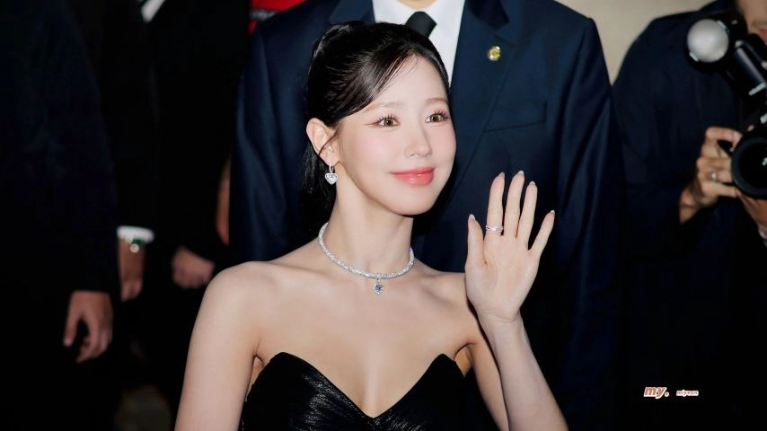 아이들 미연 과감하게 파인 블랙드레스 가슴골