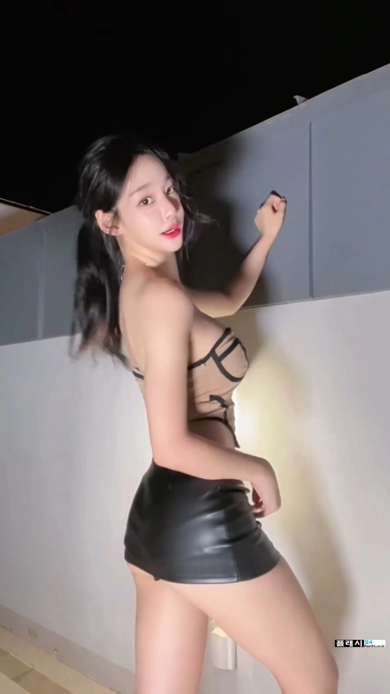 갓세희 한뼘 가죽 치마 엉밑살 팬티노출