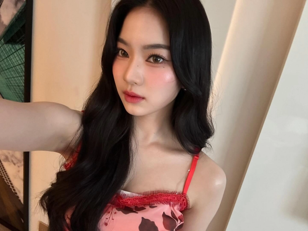 스테이씨 아이사 꽃무늬 슬립원피스 윗슴골 + 드러난 흰속 엉벅지