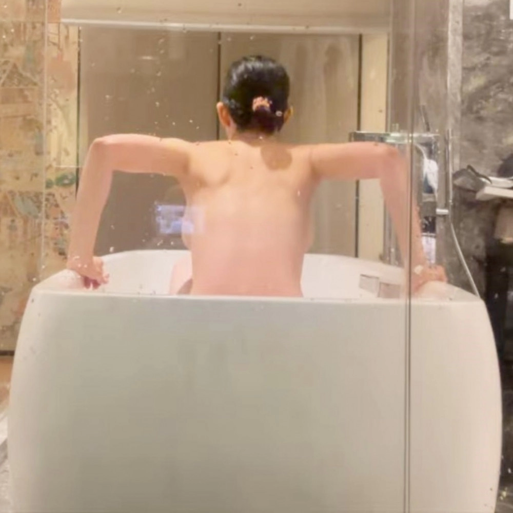유튜브 원초적 배우 황승언 목욕하는 뒤태 옆슴 노출